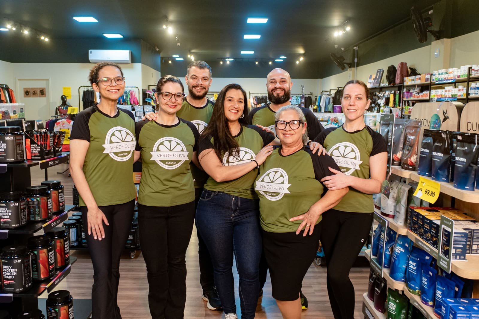 Equipe do Verde Oliva na loja