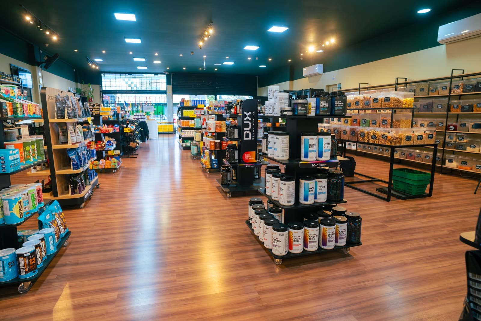 Interior da loja com suplementos e produtos a granel
